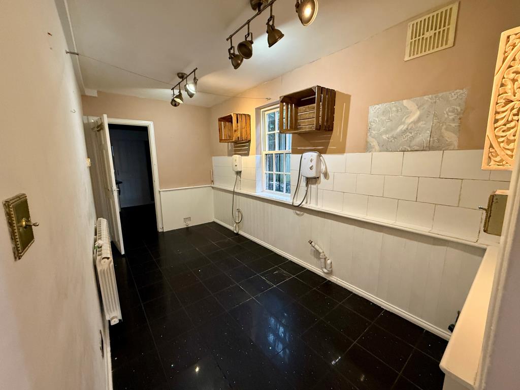 Lot: 116 - VACANT MIXED-USE BUILDING IN TOWN CENTRE - Salon area